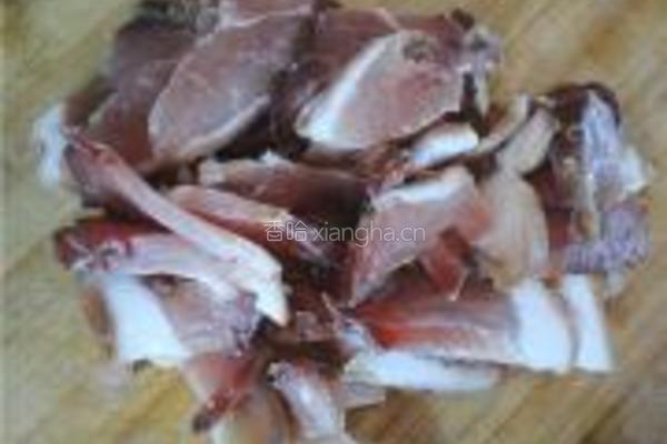 胡萝卜烧腊肉的做法图解3