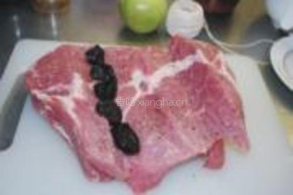 夹心肉卷李子的做法图解1