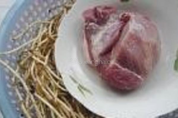 鱼腥草炒肉丝的做法图解1