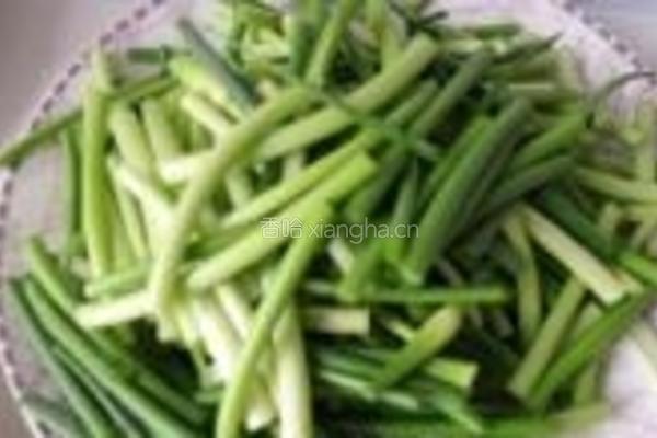 蒜苗小炒肉的做法图解1