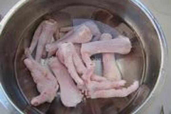 香菇黄豆凤爪汤的做法图解2