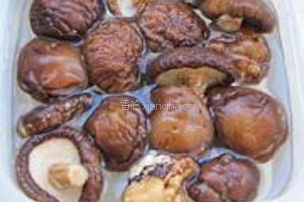 香菇黄豆凤爪汤的做法图解3