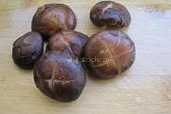 香菇黄豆凤爪汤的做法图解4