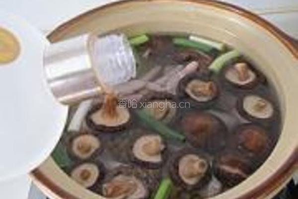 香菇黄豆凤爪汤的做法图解6