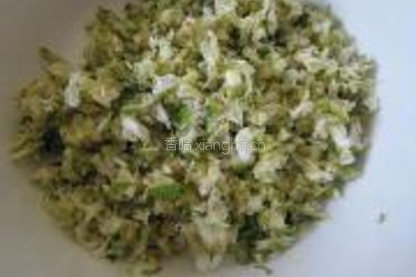 香甜煎槐花饼的做法图解1