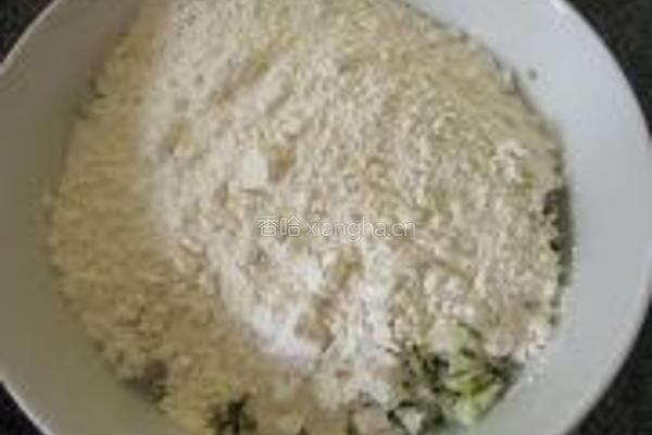 香甜煎槐花饼的做法图解2