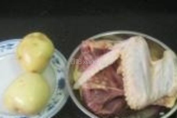 土豆烧飞鸭的做法图解1