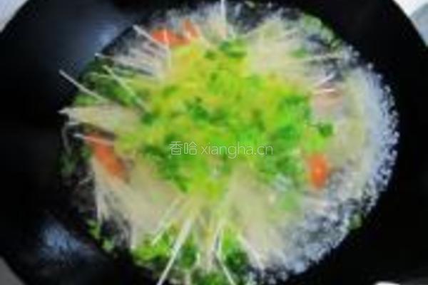 胡萝卜芹菜叶面条的做法图解5