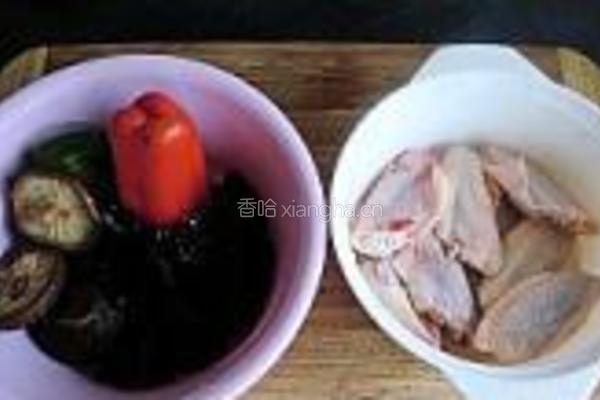 香菇焖鸡翅的做法图解1
