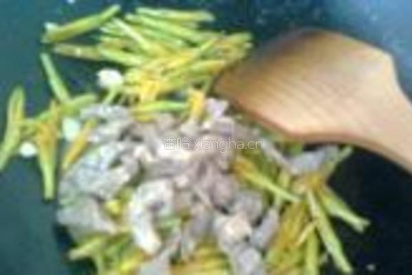 鲜黄花菜滑肉丝的做法图解6