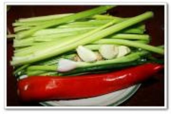 芹菜泡椒炒牛肉的做法图解1