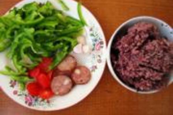 大辣椒炒黑米饭的做法图解1