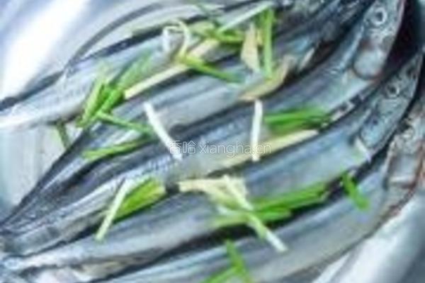 香煎秋刀鱼的做法图解3