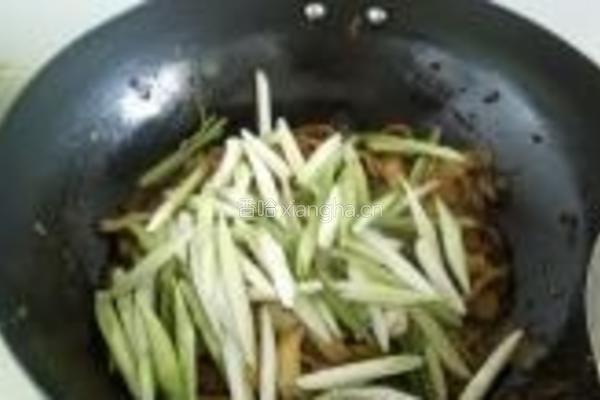 千张蒜苗回锅肉的做法图解7