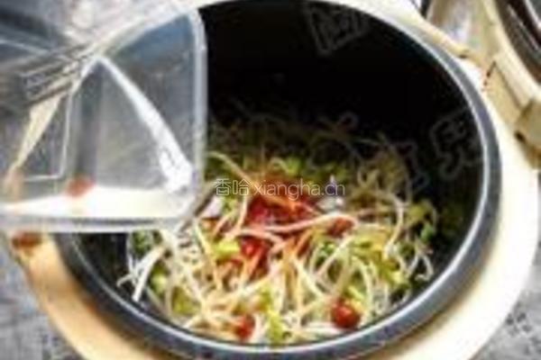 饭煲麻辣豆芽焖面的做法图解7