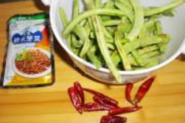 香菇芽菜煸芸豆的做法图解1