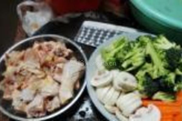 西兰花炒鸡的做法图解2