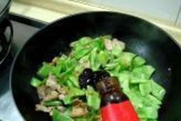 猪肉焖扁豆的做法图解3