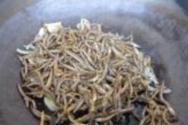 爆炒小鱼干的做法图解5