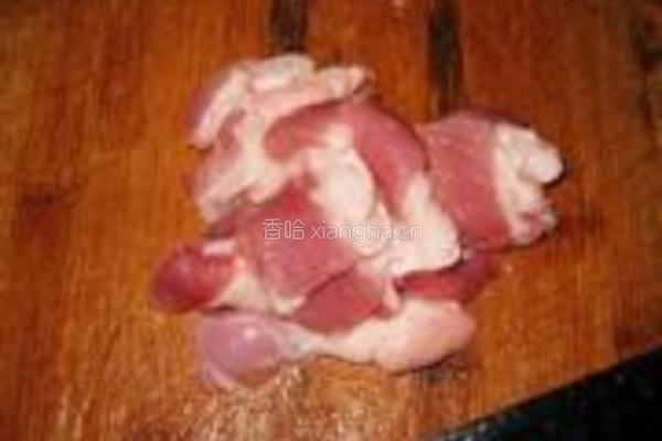 猪肉炒蕨菜的做法图解1