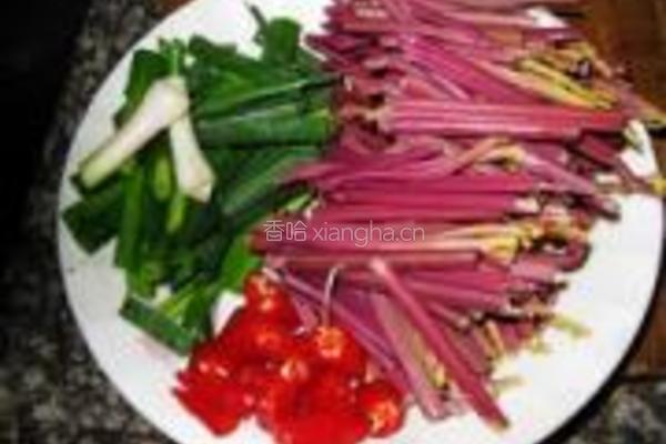 猪肉炒蕨菜的做法图解2