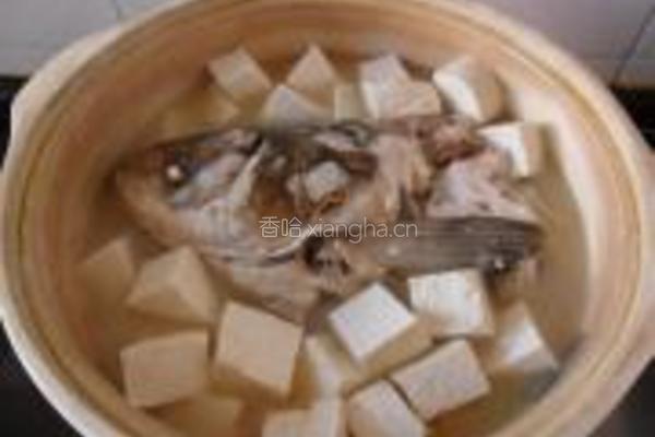 蟹味菇鱼头豆腐煲的做法图解10