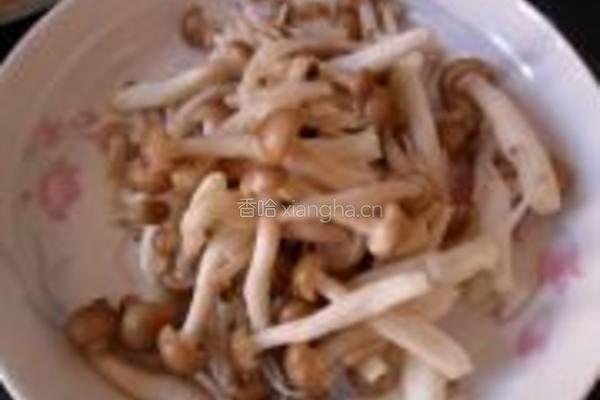 蟹味菇鱼头豆腐煲的做法图解2
