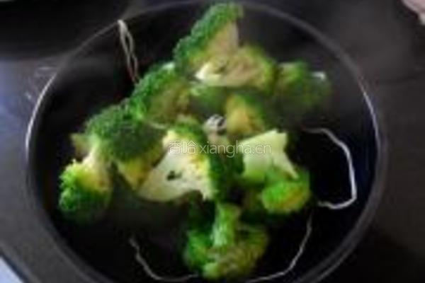 蟹味菇鱼头豆腐煲的做法图解4