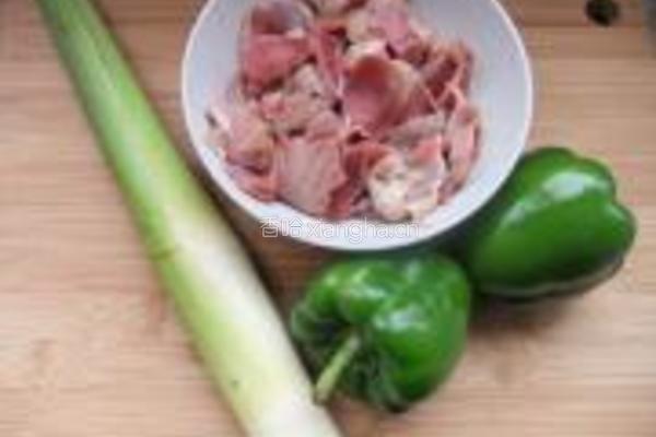 青椒茭白炒鸡肫的做法图解1