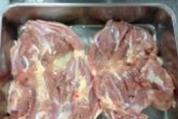 蒜味鸡腿小土豆的做法图解1
