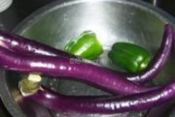 红烧甜椒茄块的做法图解1