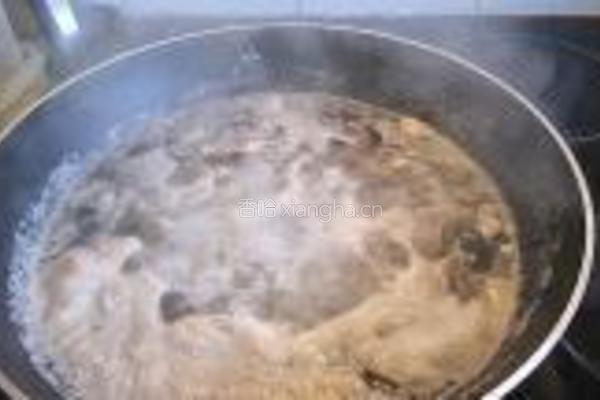 蒜头豆豉焖鸡珍的做法图解1