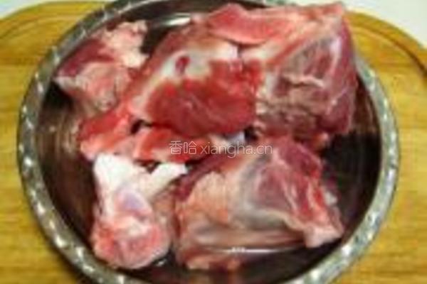 大骨炖萝卜的做法图解1