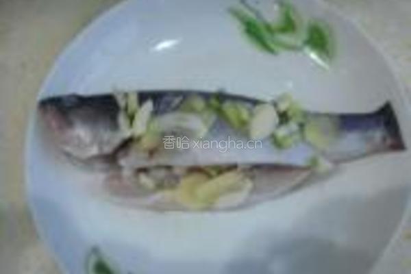 鲈鱼蒸水蛋的做法图解1