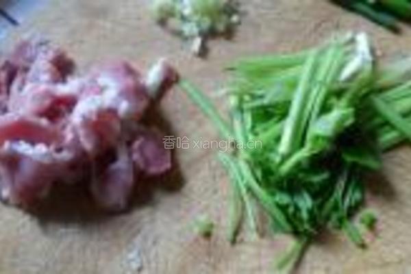 凤尾菇炒肉的做法图解2