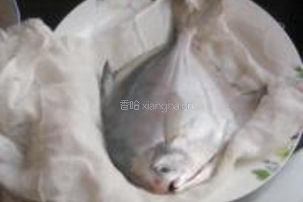椒盐煎鲳鱼的做法图解2
