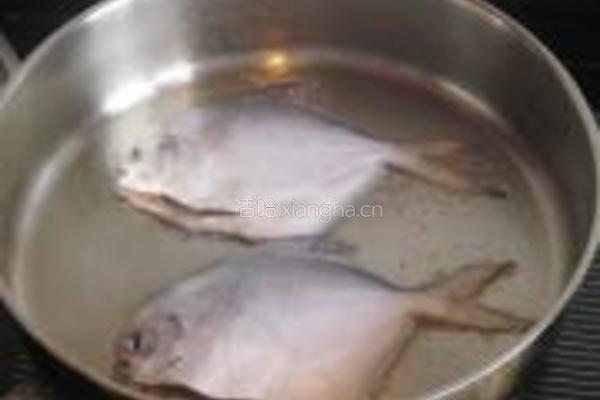 椒盐煎鲳鱼的做法图解3