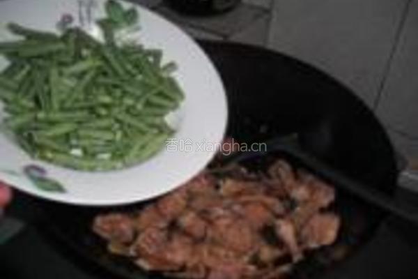 豇豆香菇焖鸡仔的做法图解9