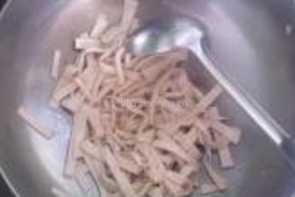 韭菜炒豆腐皮的做法图解3