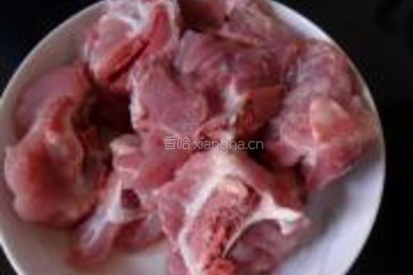 莲藕山药猪骨汤的做法图解1
