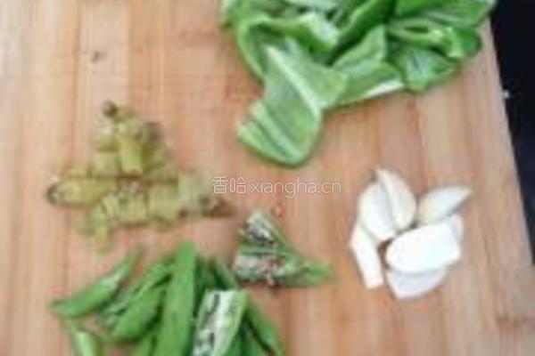 三椒爆墨鱼仔的做法图解4