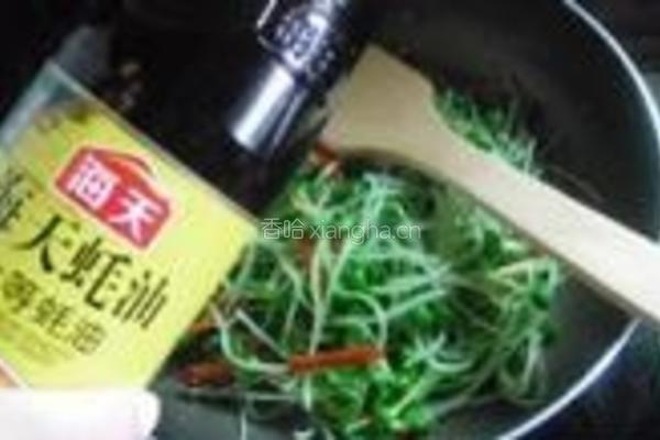 红椒炒绿芽的做法图解8