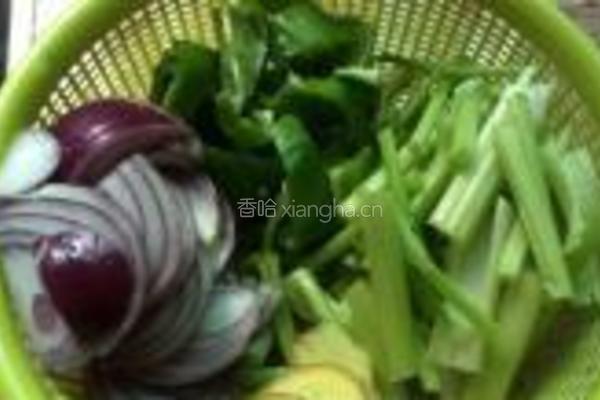 爽脆椒炒生肠的做法图解3