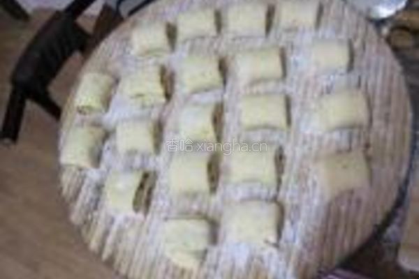 红豆沙地瓜花卷的做法图解7