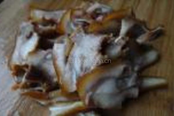 尖椒炒猪耳根的做法图解1