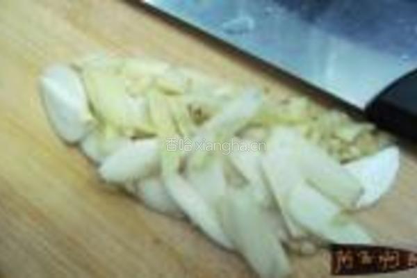 芹菜炒骨头肉的做法图解3