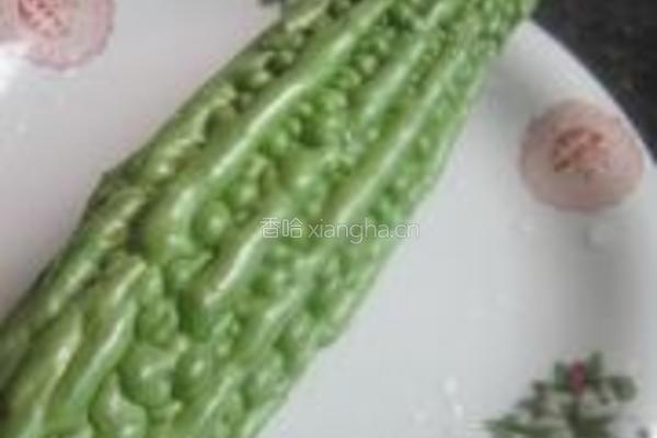 苦瓜炒腊肉的做法图解1