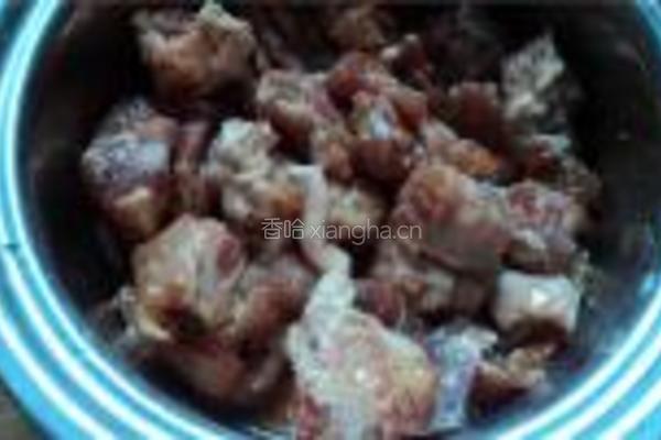 新鲜冬菇焖排骨的做法图解2