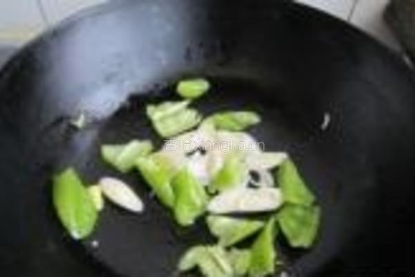 拆骨羊肉炒尖椒的做法图解3