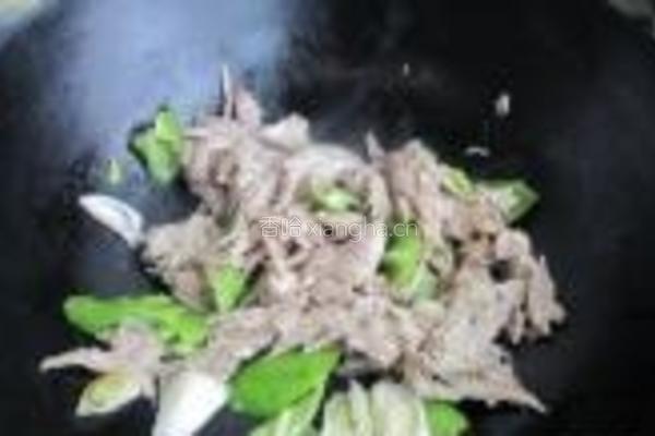 拆骨羊肉炒尖椒的做法图解4